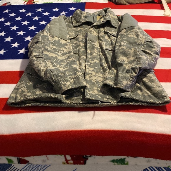Men’s US Army issue ACU M-65 field jacket. Heavy material, like new. Never worn. - Picture 7 of 7